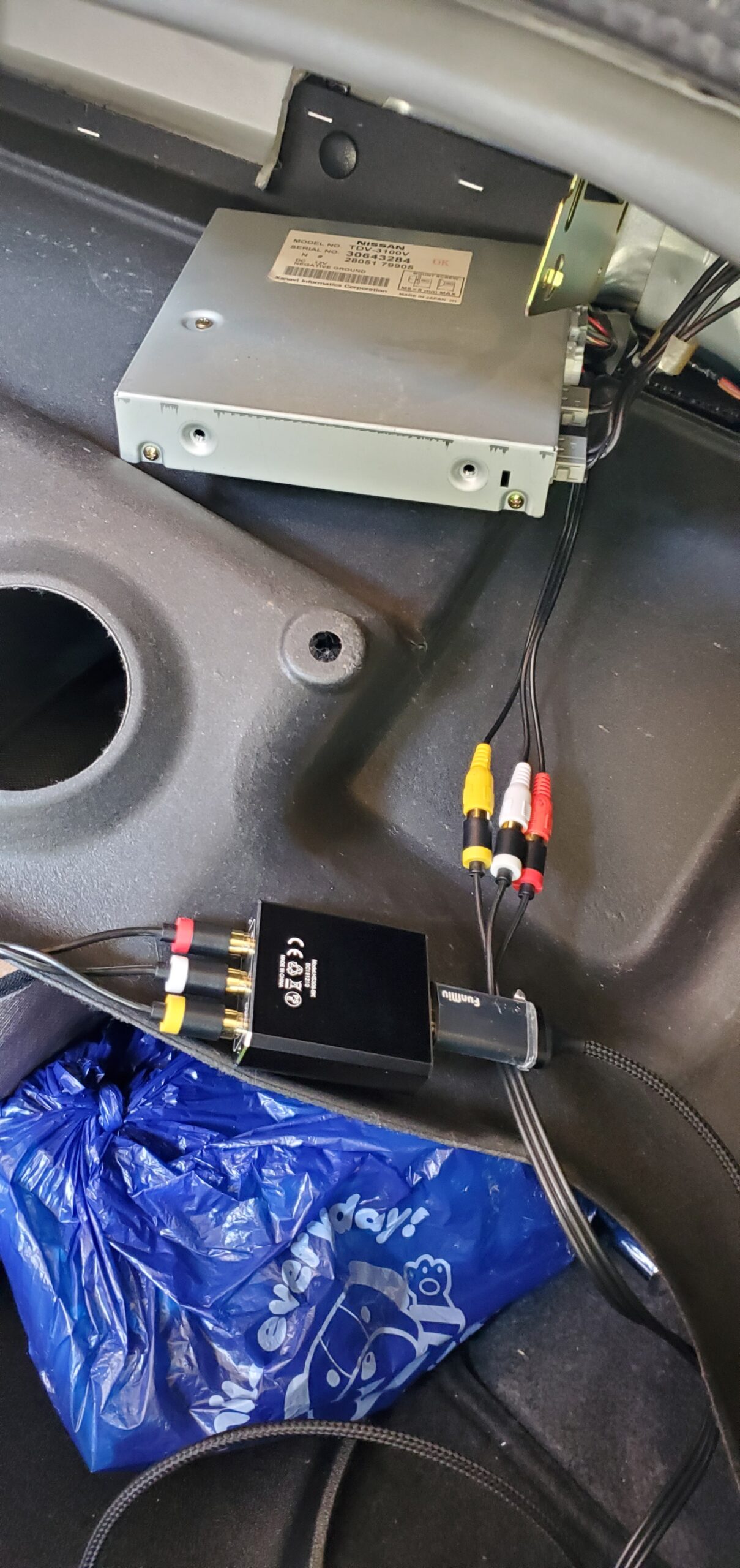 Auxからrcaでナビに接続 古い中古車で高音質な音楽をスマホから簡単に流す方法 ずっと中古車でいいのに